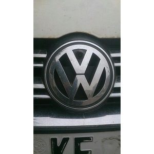 Front View emblem Camera customer installation for VW Golf Bora Jetta Touareg Passat Lavida Polo Tiguan & oembackupcam.com